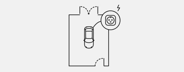 Coche eléctrico en recarga desde una toma de corriente doméstica